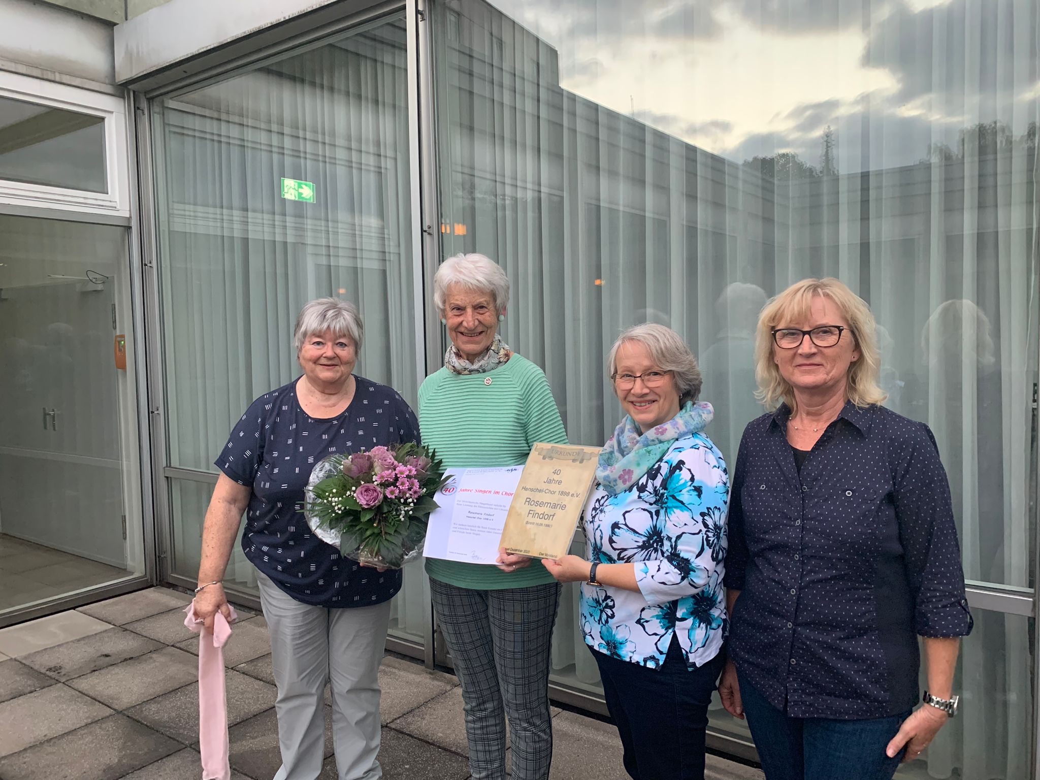 1. Vorsitzende Veronika Heise, stellvertr. Vorsitzende Marion Steffens und Schriftführerin Manuela Koch gratulieren ihrer Sangesschwester Rosemarie Findorf